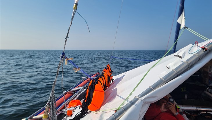 Storm in the Atlantic damaged the mast of a Tomsk traveler's trimaran