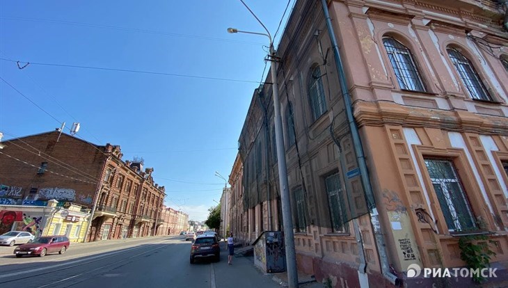 Граффити с девушкой-свинкой на доме в Томске пока ничего не угрожает