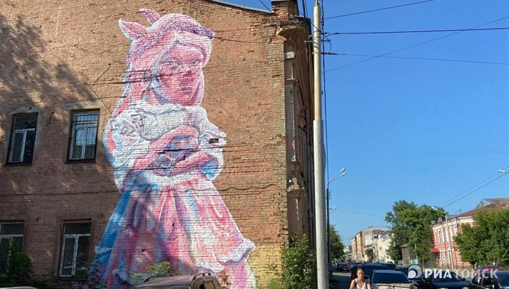 Граффити с девушкой-свинкой на доме в Томске пока ничего не угрожает