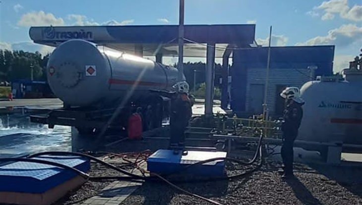 Спасатели устраняют утечку газа из цистерны на АГЗС под Томском