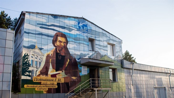 Граффити-портрет Григория Потанина появился в Академгородке Томска