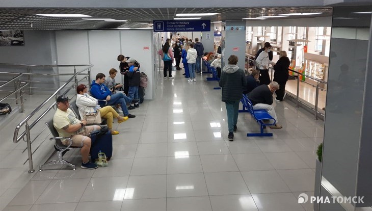 Пассажиры 6 самолетов ожидают вылета в аэропорту Томска более 5 часов