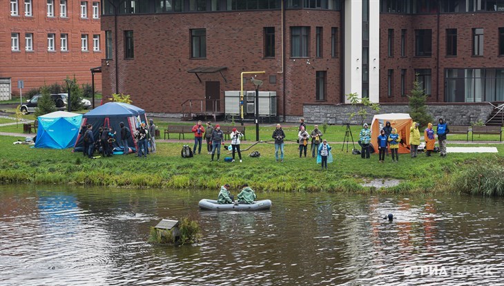 Аквалангисты подняли со дна двух озер в центре Томска 30 мешков мусора