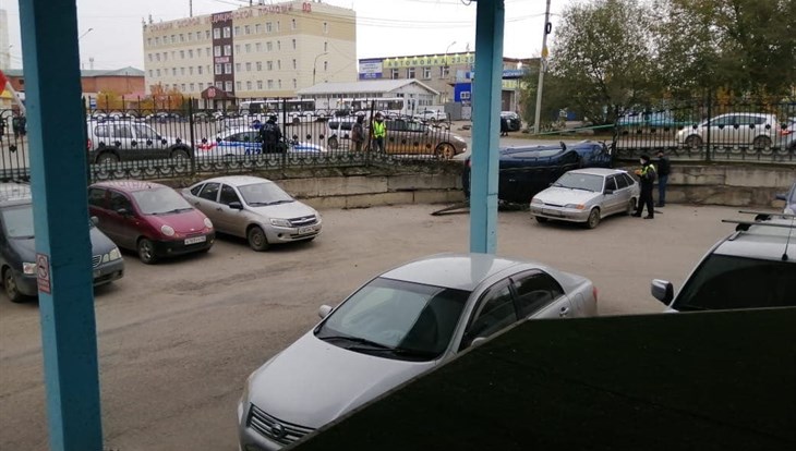 BMW снес забор и упал на парковку томского Союза ветеранов Афганистана