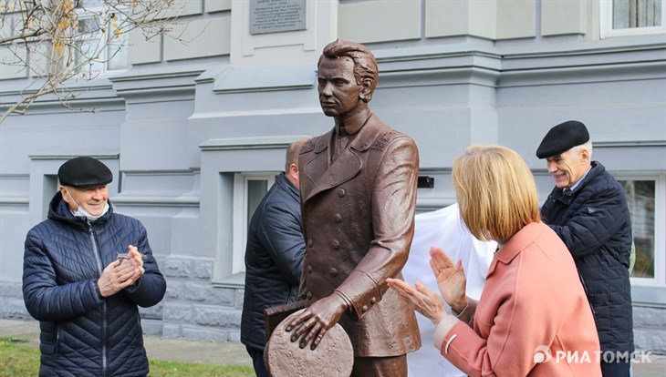 Памятник первым выпускникам ТПУ установлен в Томске