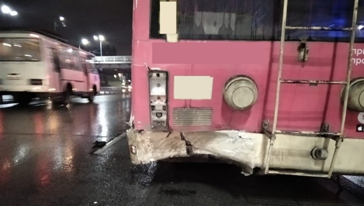 Водитель иномарки пострадал, догнав троллейбус на Пушкина в Томске