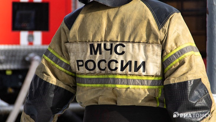 Очевидцы: деревянный дом в Томске загорелся после удара молнии
