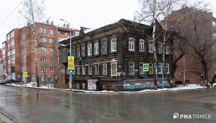 Волонтеры отреставрировали 7 наличников дома на Никитина в Томске