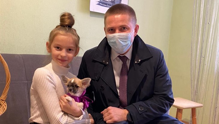 Заммэра Томска вручил девочке щенка, которого она попросила у Путина