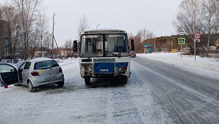 Toyota врезалась в автобус в Колпашеве, водитель и ребенок в больнице