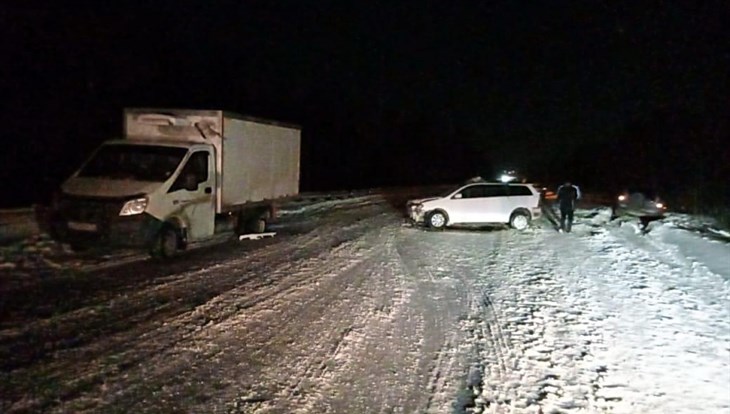 Три автомобиля столкнулись на трассе под Томском, один человек погиб