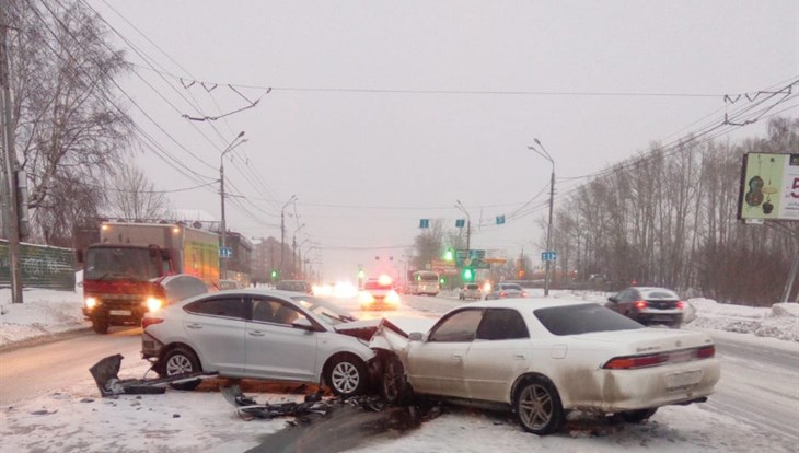 Два водителя и пассажирка пострадали в тройном ДТП в Томске