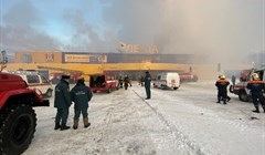 Более 110 человек эвакуировались из горящего ТЦ Лента в Томске