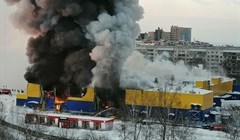 Как полыхает ТЦ Лента в Томске: фото и видео