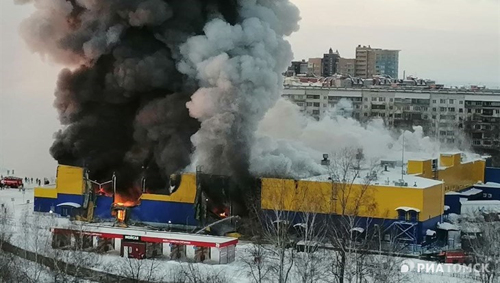 МЧС: во время пожара в ТЦ Лента в Томске обвалилась кровля