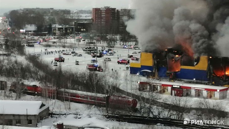 ЦУР: угрозы для домов около горящей Ленты в Томске нет