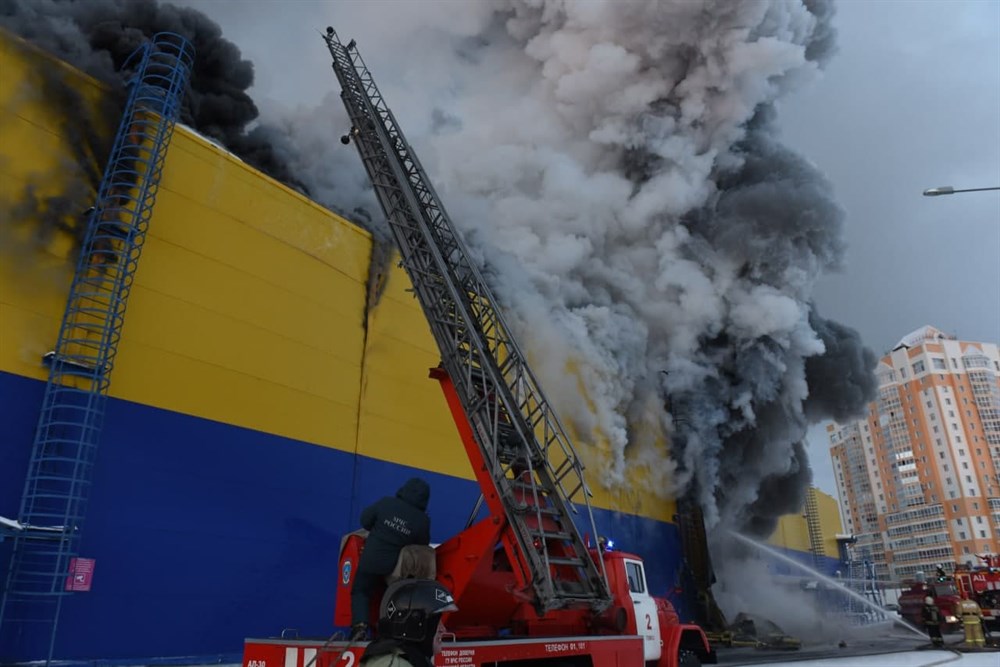 Крупный пожар произошел во вторник в ТЦ Лента в Томске. Его площадь, по предварительным данным, составляет около 5 тысяч квадратных метров – огнем охвачено все здание, кровля обрушилась на площади в 3,5 тысячи квадратов. Из здания эвакуировано более 200 человек.