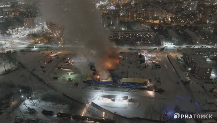 Пожар в Ленте в Томске длится уже четыре часа