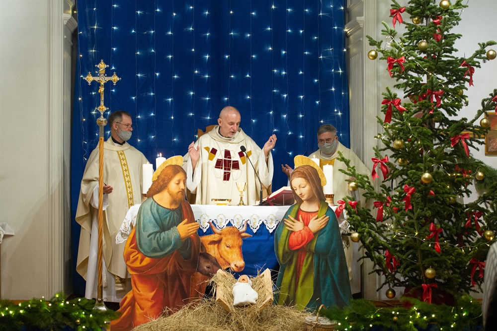 Католики отмечают один из главных христианских праздников – Рождество – в ночь на 25 декабря. Фотокорреспондент РИА Томск побывала на рождественской службе в томском костеле.