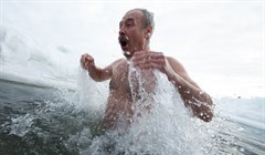 Можно, если сильно хочется: как томичи купаются в проруби на Крещение