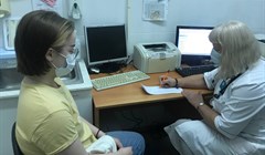 Девочка 15-ти лет первой из детей вакцинировалась от COVID-19 в Томске