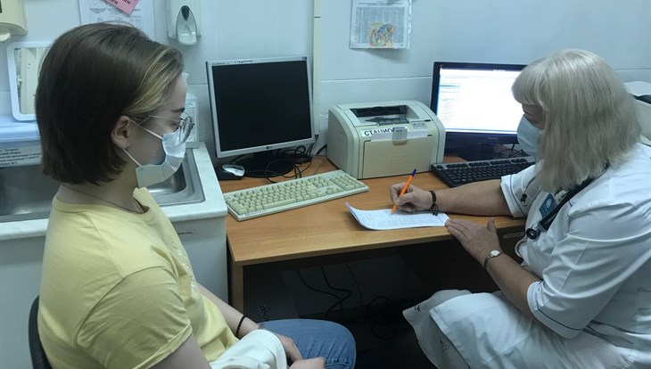 Девочка 15-ти лет первой из детей вакцинировалась от COVID-19 в Томске