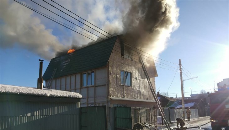 Женщина с 6 детьми спаслась из горящего дома в центре Томска