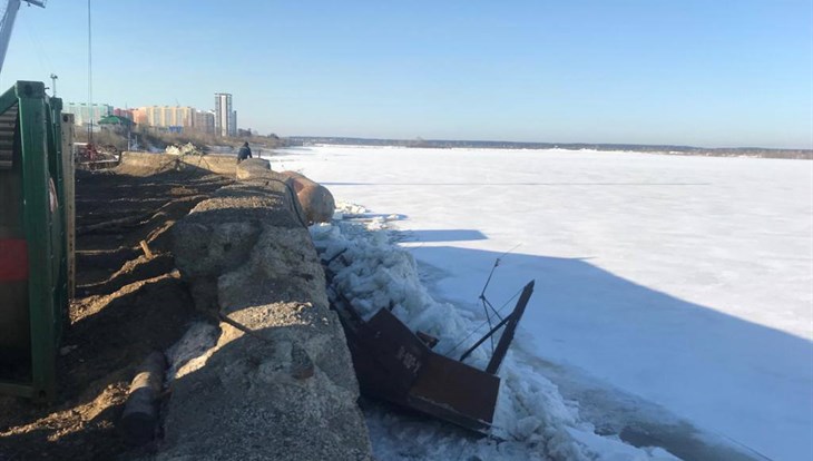 Баржа затонула во время ледохода на Томи в черте Томска