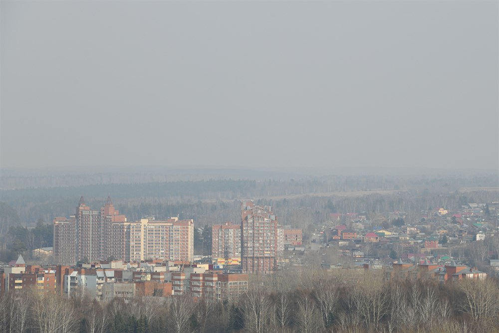 Томичи уже который день замечают в воздухе дымку и чувствуют запах гари. Как оказалось, в Томске и окрестностях ничего не горит, а дым из-за лесных пожаров в соседних регионах, а также из-за того, что дачники и жители частного сектора массово жгут прошлогоднюю траву и мусор.
