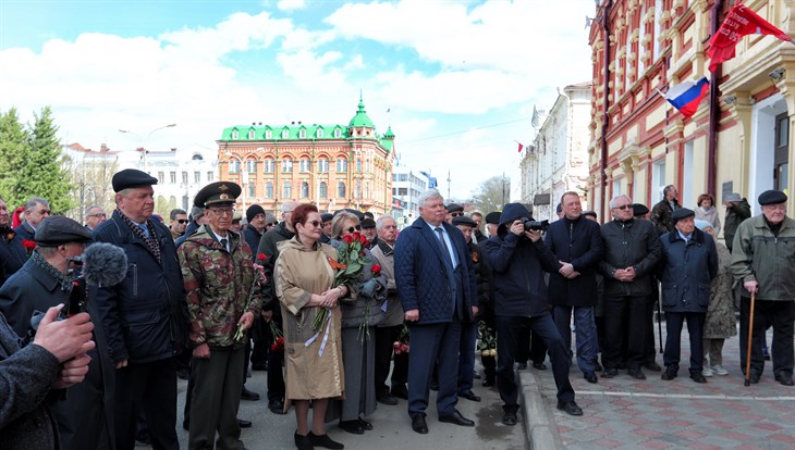 Мемориальная доска Лигачеву появилась на фасаде музея в центре Томска