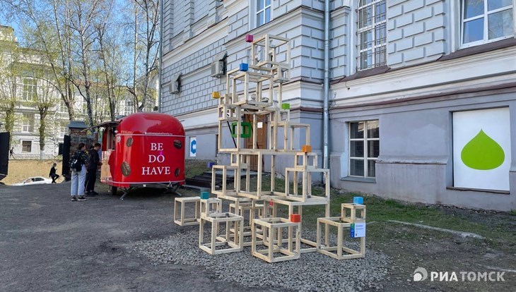 Томские художники украсили инсталляциями Инженерный дворик ТПУ