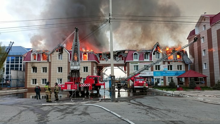 Крупный пожар охватил торгово-сервисный центр на севере Томска