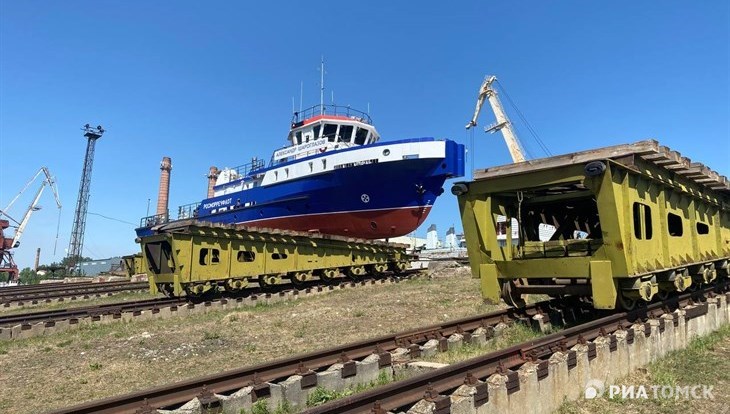 Самусьская верфь спускает первый теплоход река-море на воду