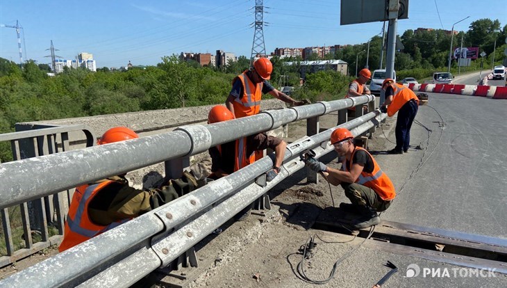 Две болгарки и 6 рабочих: ремонт Коммунального моста в Томске начался