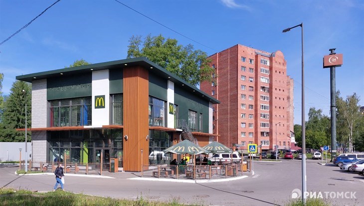 Привычную символику убирают со здания Макдоналдса на Южной в Томске