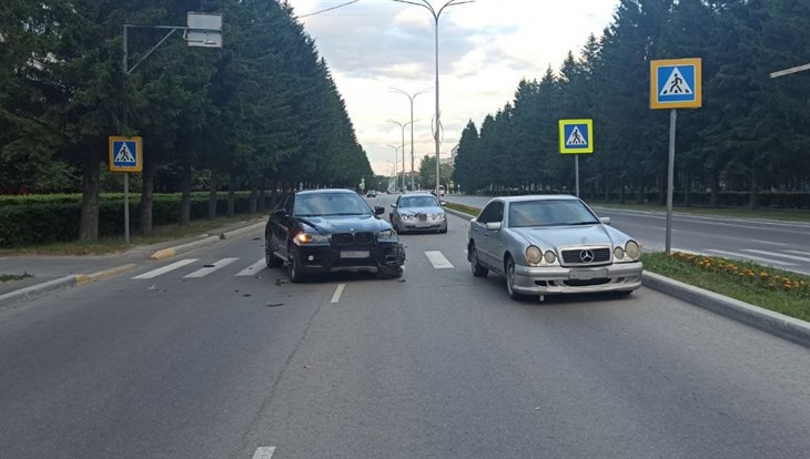 Попутные BMW, Mercedes и Jaguаr столкнулись в Северске вечером