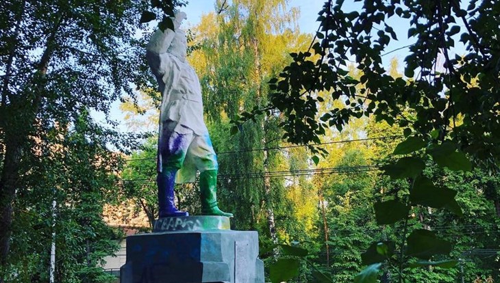 ТПУ: выпускники раскрасили сапоги памятника Кирову, но их уже забелили