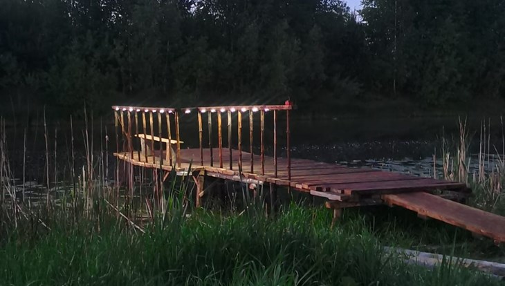 Томич построил пирс с подсветкой на озере Щучье в Северном Парке
