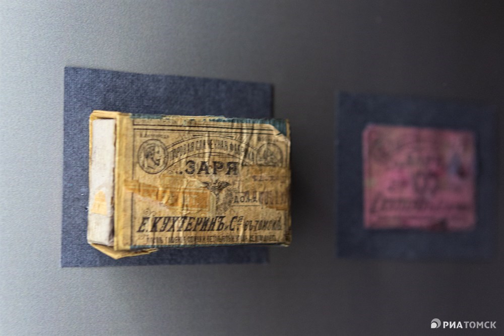 Первые спичечные коробки были похожи на современные, но делались из тонких листов древесины – шпона. Этикетки печатались отдельно в типографии, а потом наклеивались на коробки. В 1920-х фабрика сменила название на Коминтерн, а еще через несколько лет – на Сибирь.