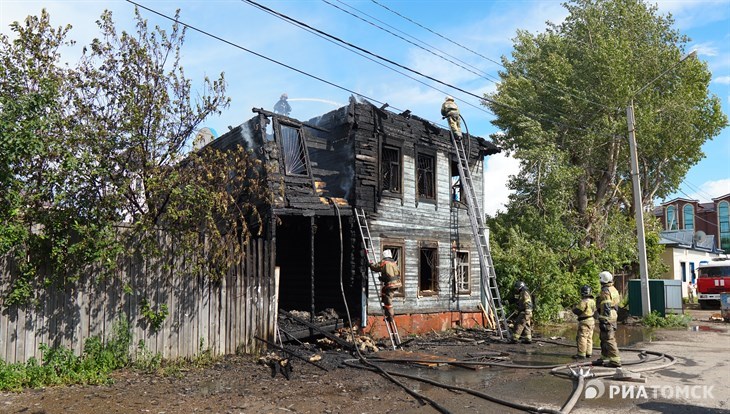 Третий за месяц деревянный дом горит на улице Мельничной в Томске