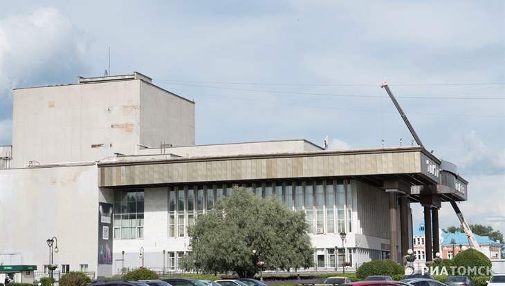 Строители не успели вовремя закончить ремонт крыши томского драмтеатра