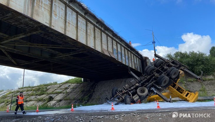 Автокран Пика упал с Коммунального моста в Томске, пострадавших нет