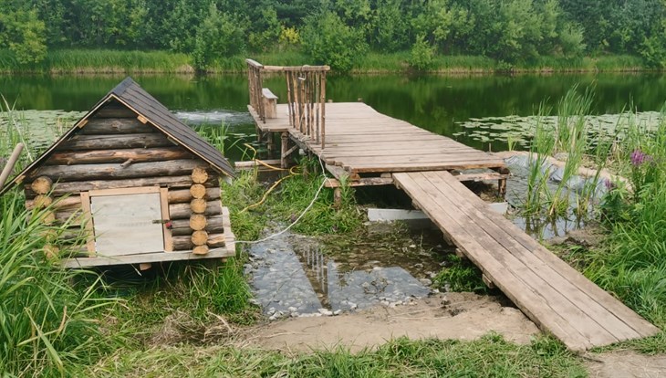 Томич очищает озере Щучье в Северном Парке, где недавно установил пирс