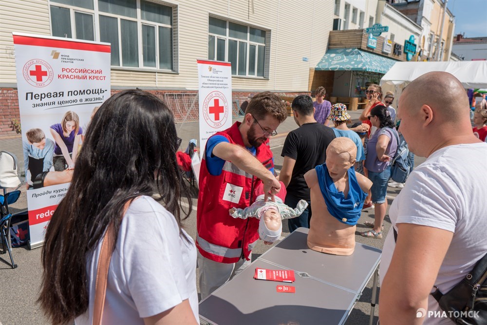Общероссийская общественная организация Красный крест обучает сердечно-легочной реанимации. Медики рассказывали и показывали, что делать, если подавился младенец или взрослый человек.