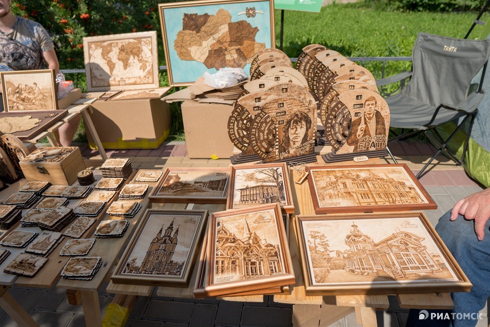 На ярмарке Сделано в Томске представлены сувениры, сделанные местными умельцами.