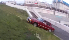 Нинка за рулем: пьяный томич погонял по газону у Белого дома – видео