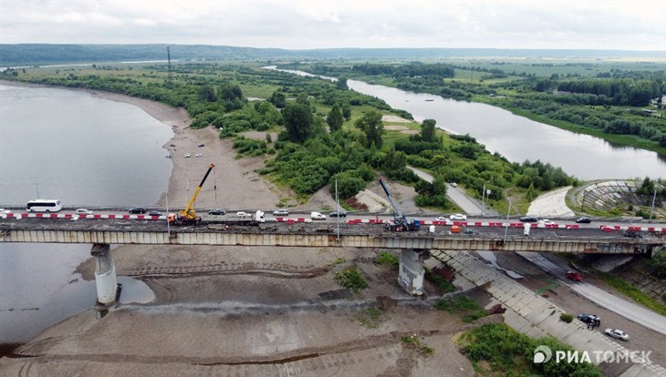Больше ста рабочих привлечены к ремонту Коммунального моста в Томске
