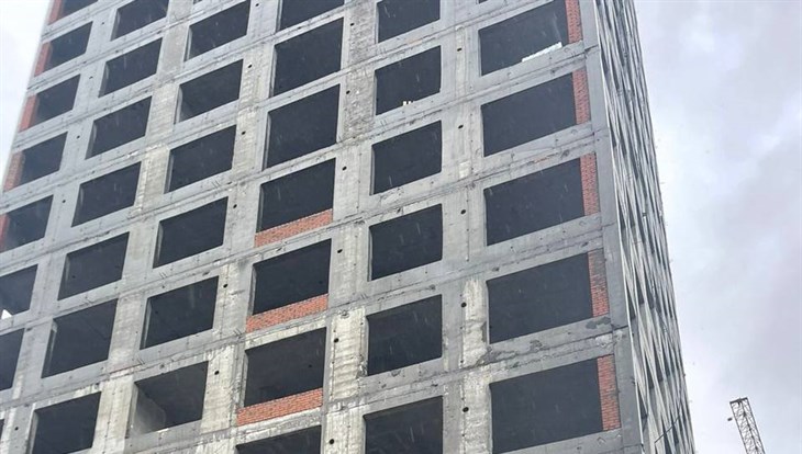 Рабочий упал с 22-го этажа в шахту лифта на стройке ЖК в Томске
