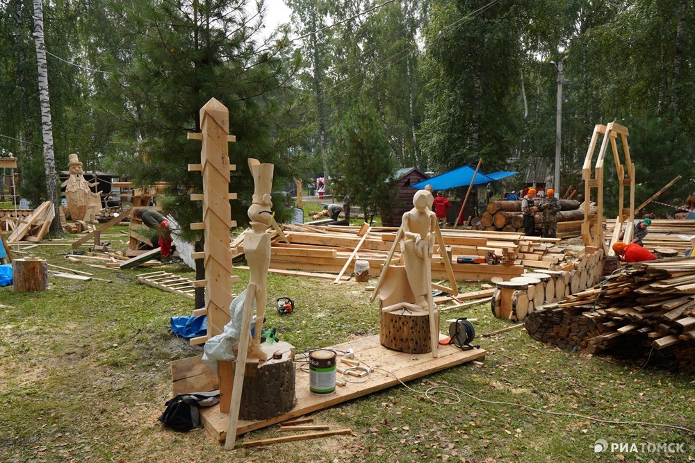 Участники Праздника топора – делают детскую площадку в парке Околица