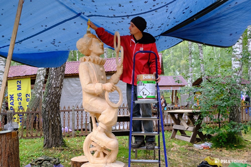 В номинации Парковая скульптура на празднике соревнуются около 70 мастеров.